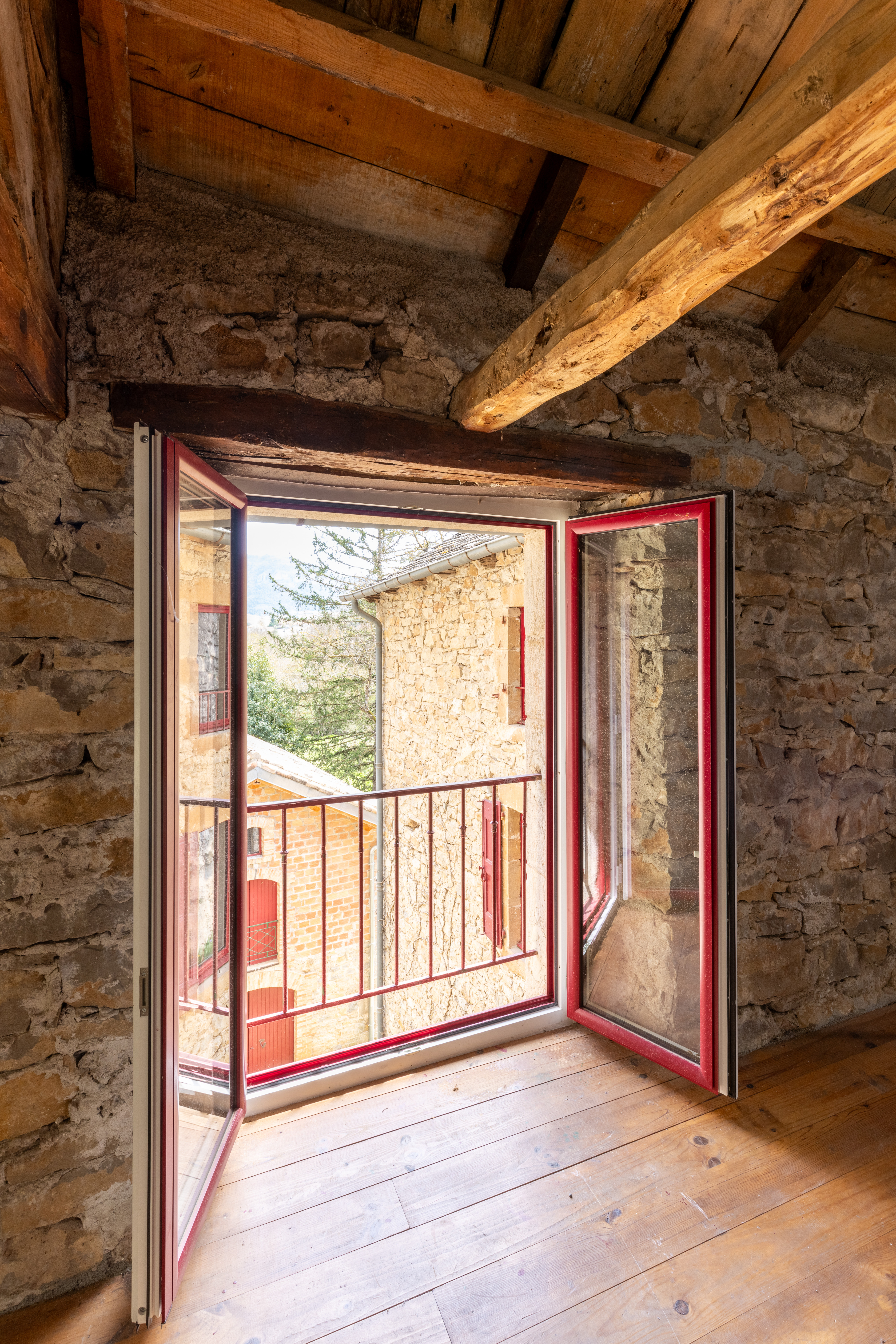 Latelierdumoulinau porte fenetre mixte aluminium bois surmesure renovation maison