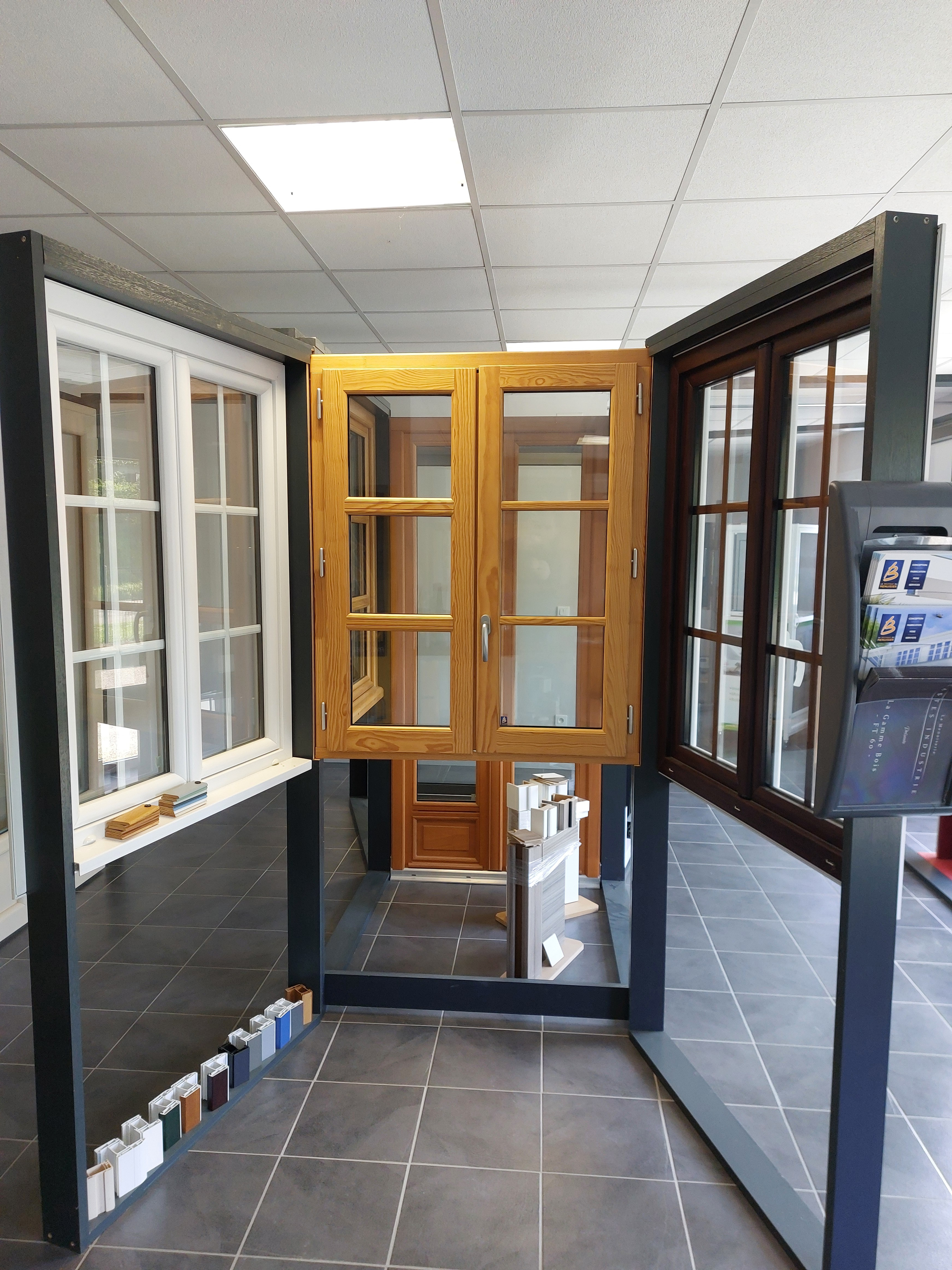 Showroom La Boutique du Menuisier Les Menuisiers des Occitans à Montayral - fenêtres bois, pvc