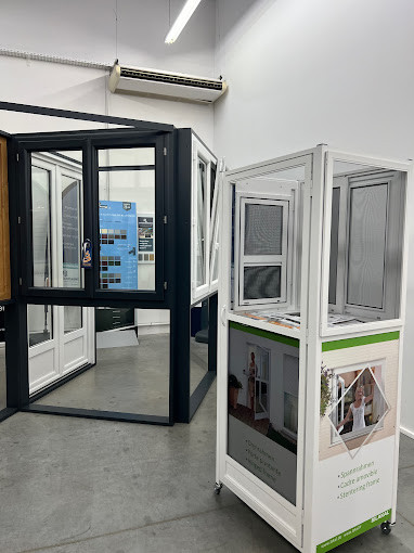 Showroom La Boutique du Menuisier Les Menuisiers des Occitans à Montayral - fenêtre PVC gris anthracite, moustiquaires