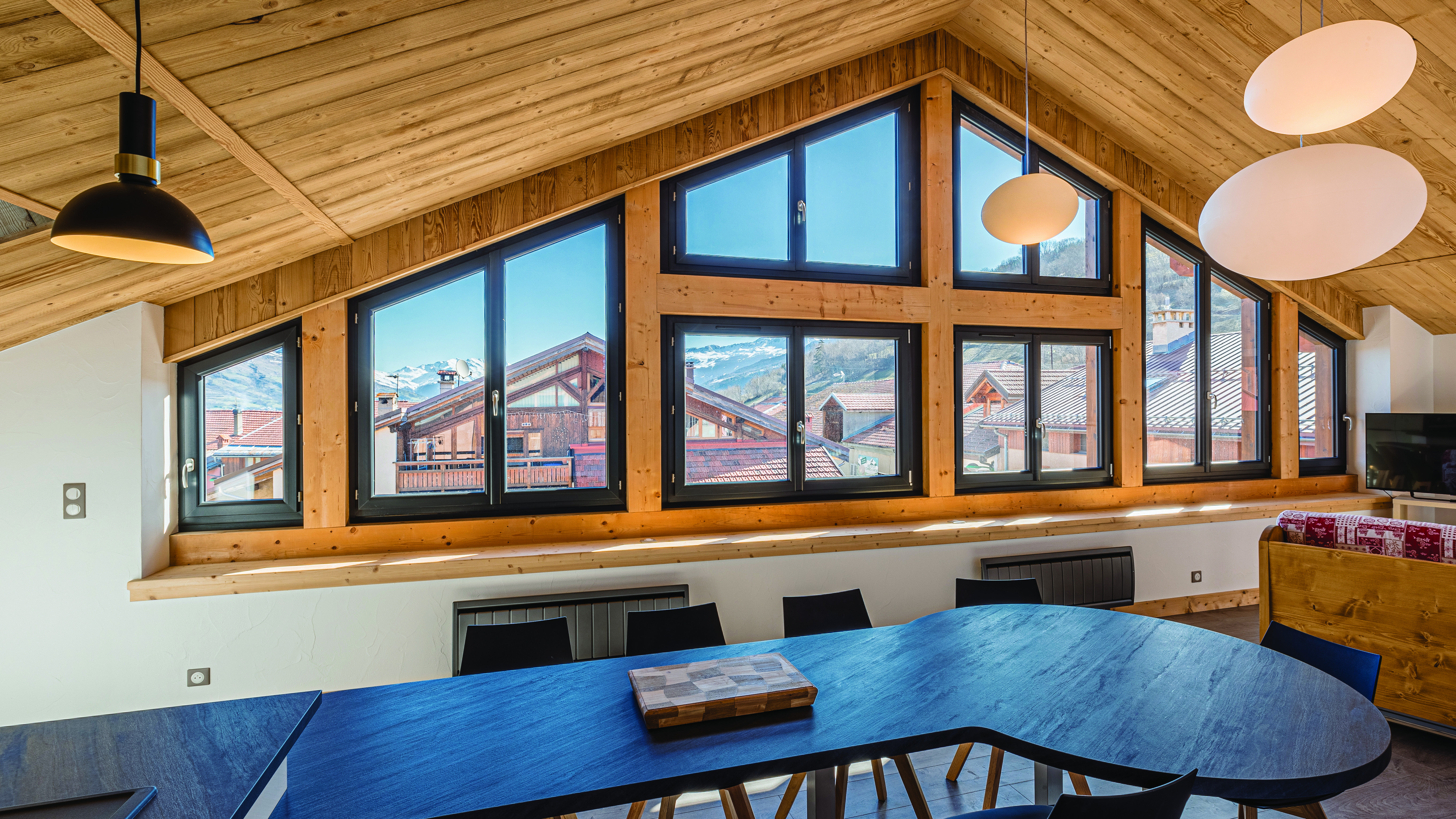 Chalet renovation fenetre pvc trapeze gris anthracite sur mesure