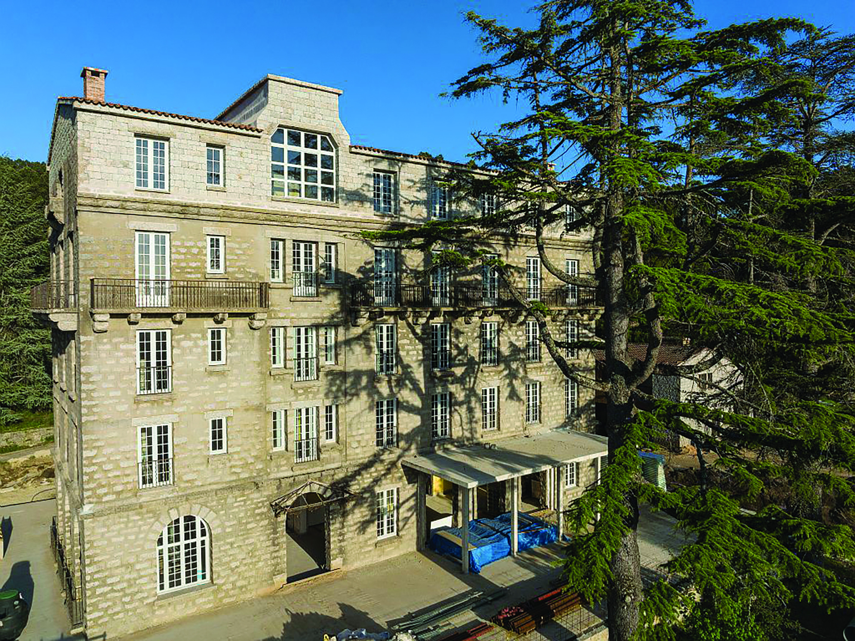 Hotel mouflon fenetre bois renovation