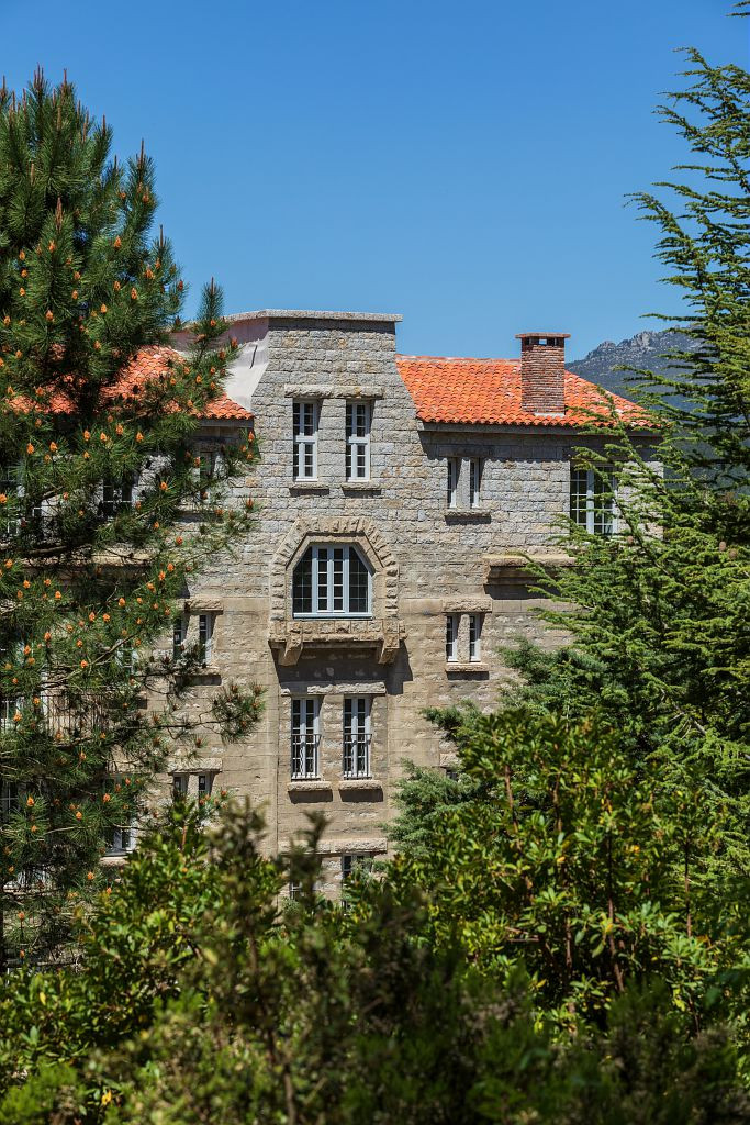 Renovation hotel fenetre bois blanche