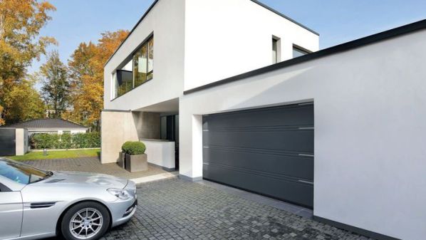 Porte de garage sectionnelle grise anthracite avec décors alunox