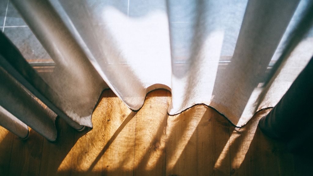 Vue sur un sol en parquet éclairé par une fenêtre