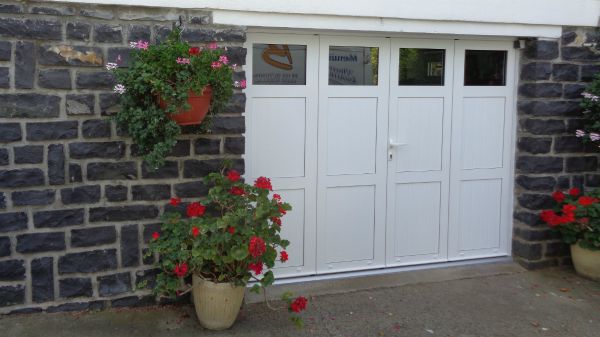 Porte de garage avec portillon intégré