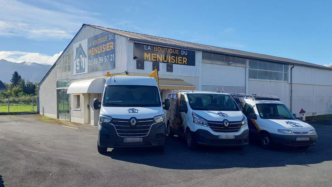 Façade et Véhicules de la Boutique STH Rodriguez à Herrère (64)
