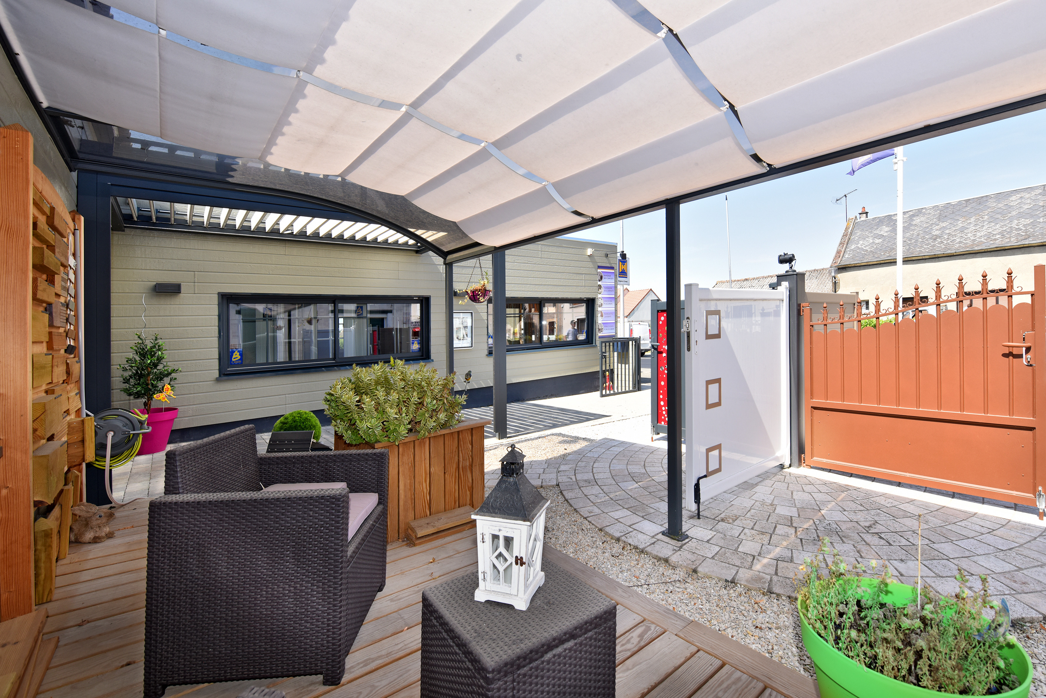 Exposition extérieure de la Boutique LD Cléry à Baule