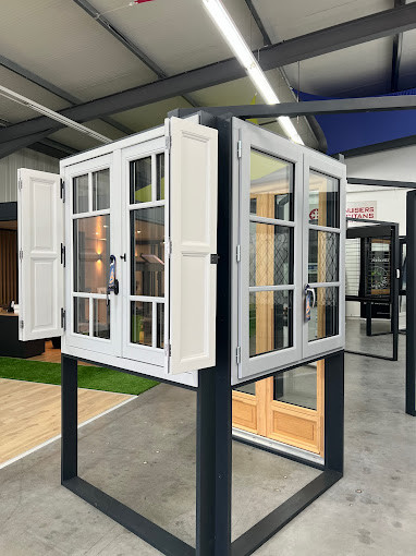 Showroom La Boutique du Menuisier Les Menuisiers des Occitans à Montayral - fenêtres bois avec volets intérieurs