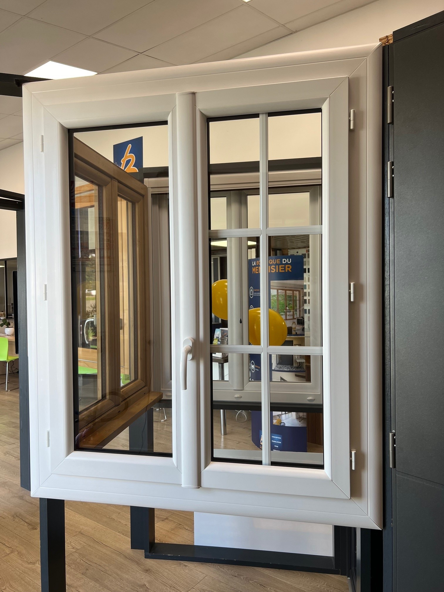 Showroom La Boutique du Menuisier Les Menuisiers des Occitans à Montayral - Fenêtre PVC blanche avec petits bois