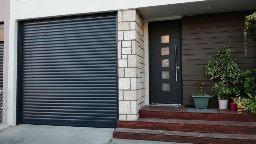 Porte de garage enroulable grise anthracite