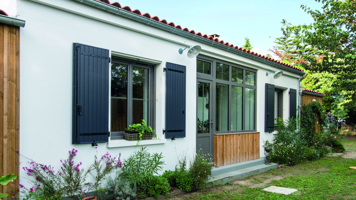 Maison charmante avec fenêtres PVC gris anthracite