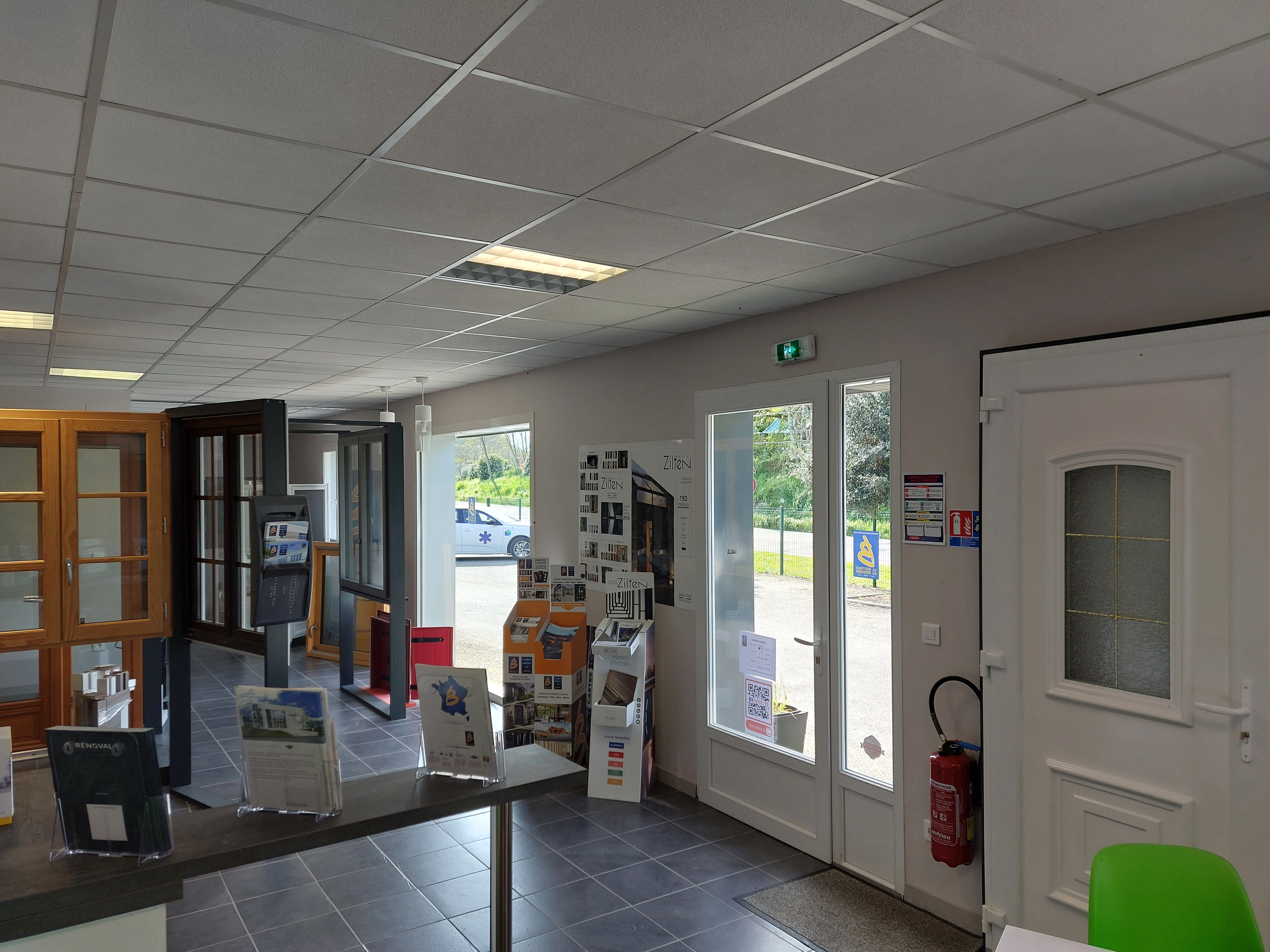 Showroom La Boutique du Menuisier Les Menuisiers des Occitans à Lauzerte - Porte, fenêtres sur mesure