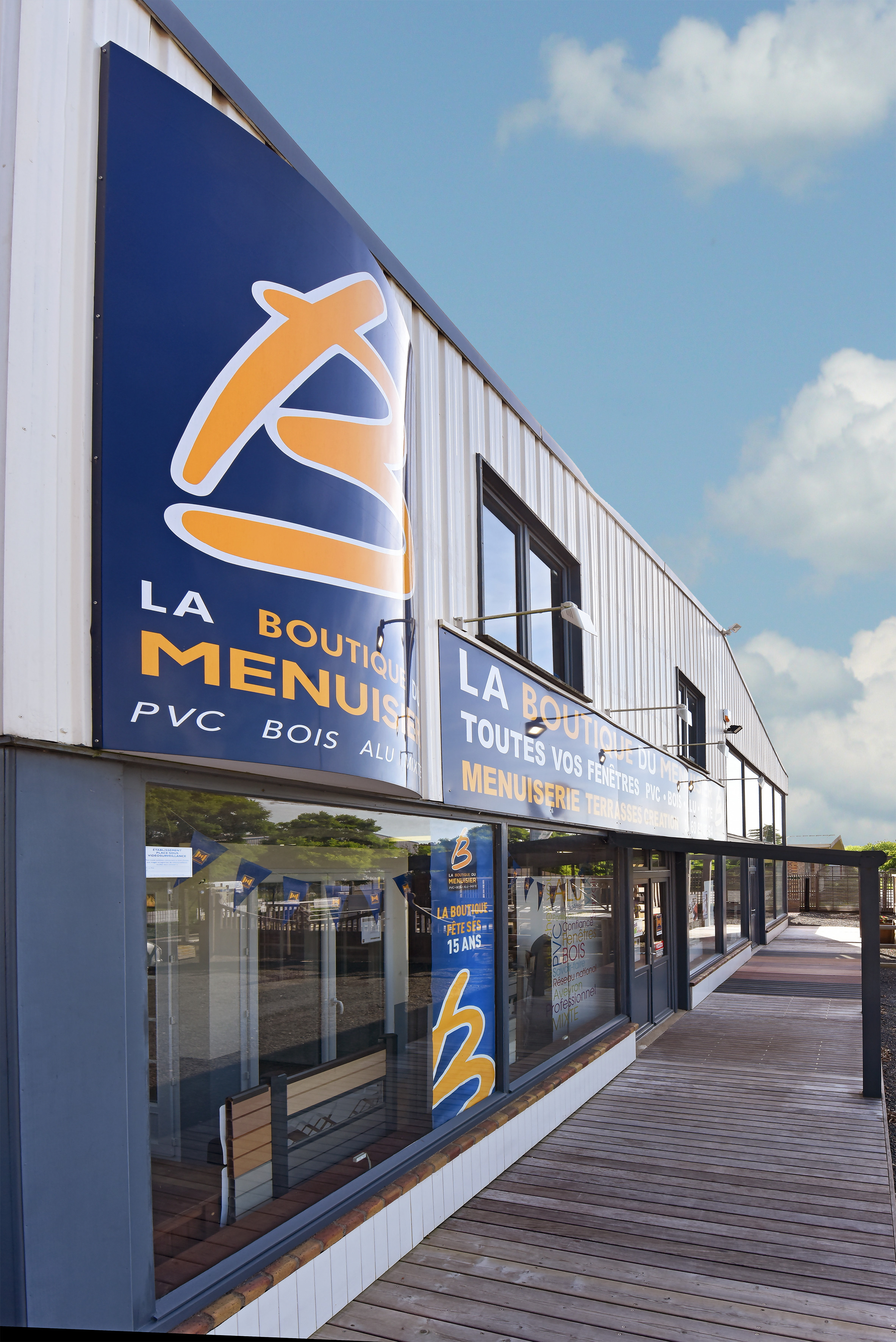 Façade de la Boutique Menuiserie Terrasses Création à Etampes