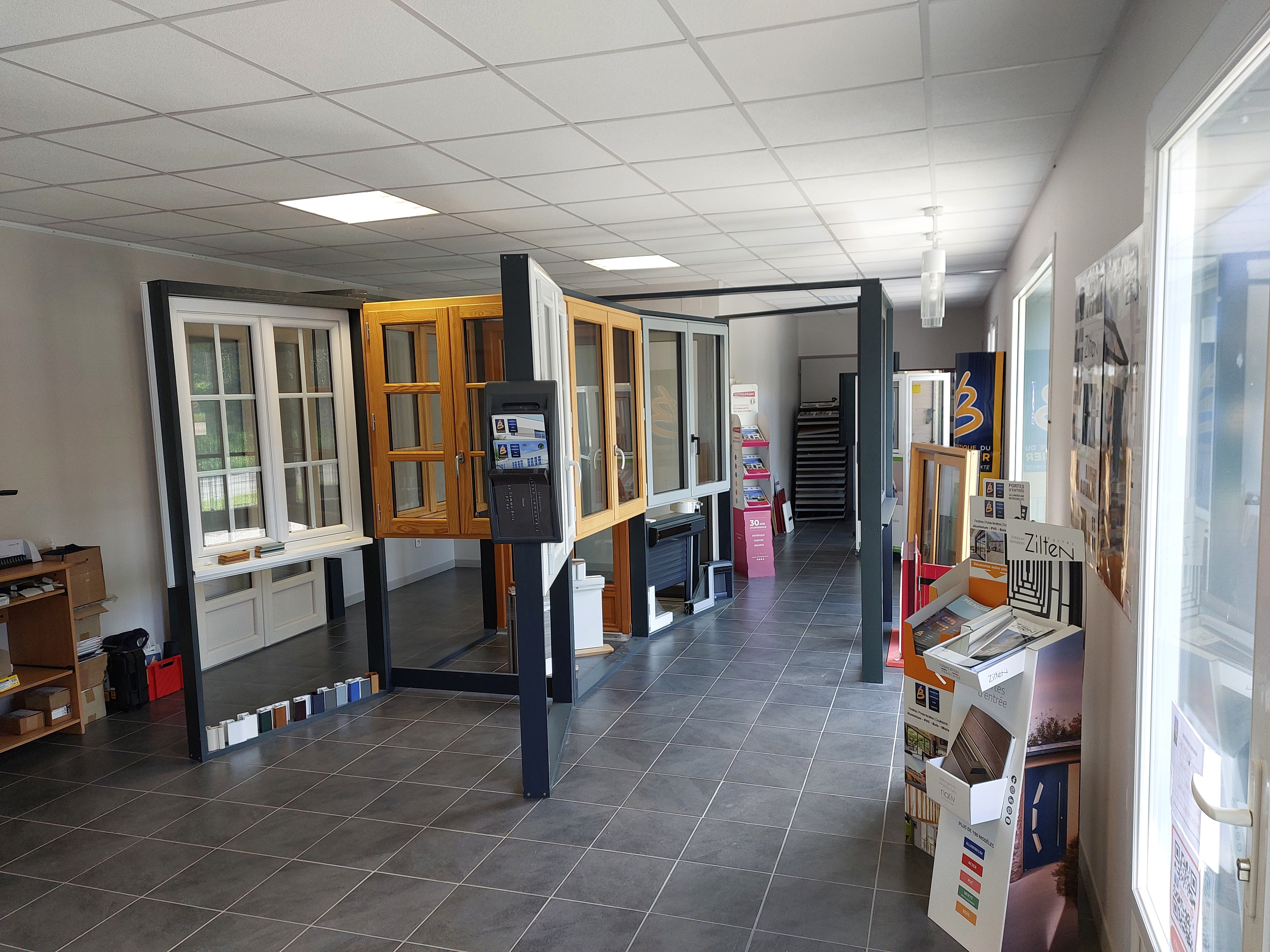 Showroom La Boutique du Menuisier Les Menuisiers des Occitans à Montayral - fenêtres aluminium, bois, pvc sur mesure