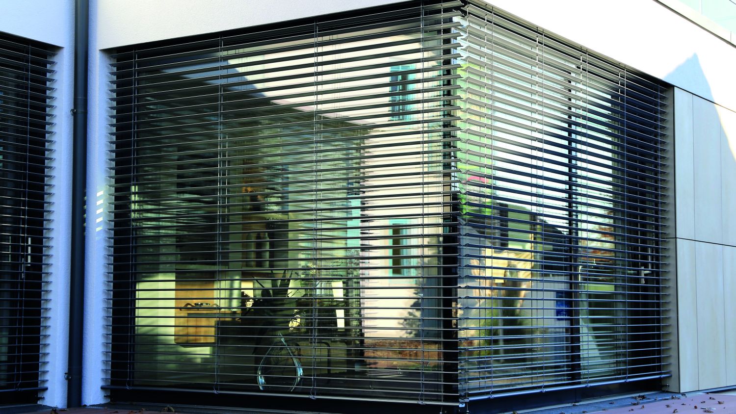 Brise-soleil orientable noir coulissant