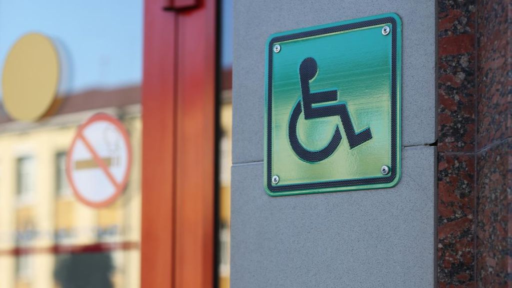 Photo porte avec accès Personne à Mobilité réduite (PMR)