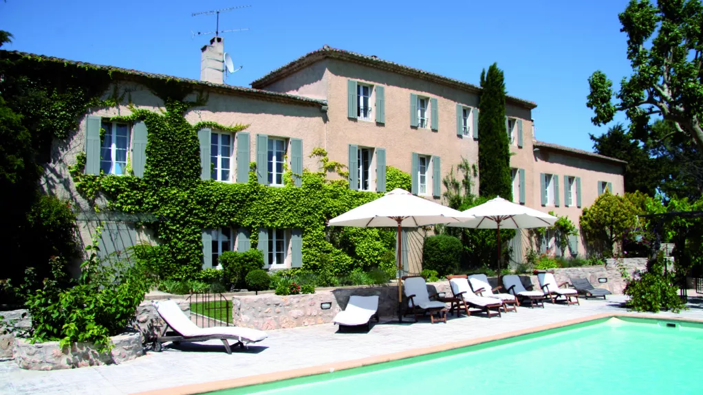 Maison avec piscine équipée de volets verts