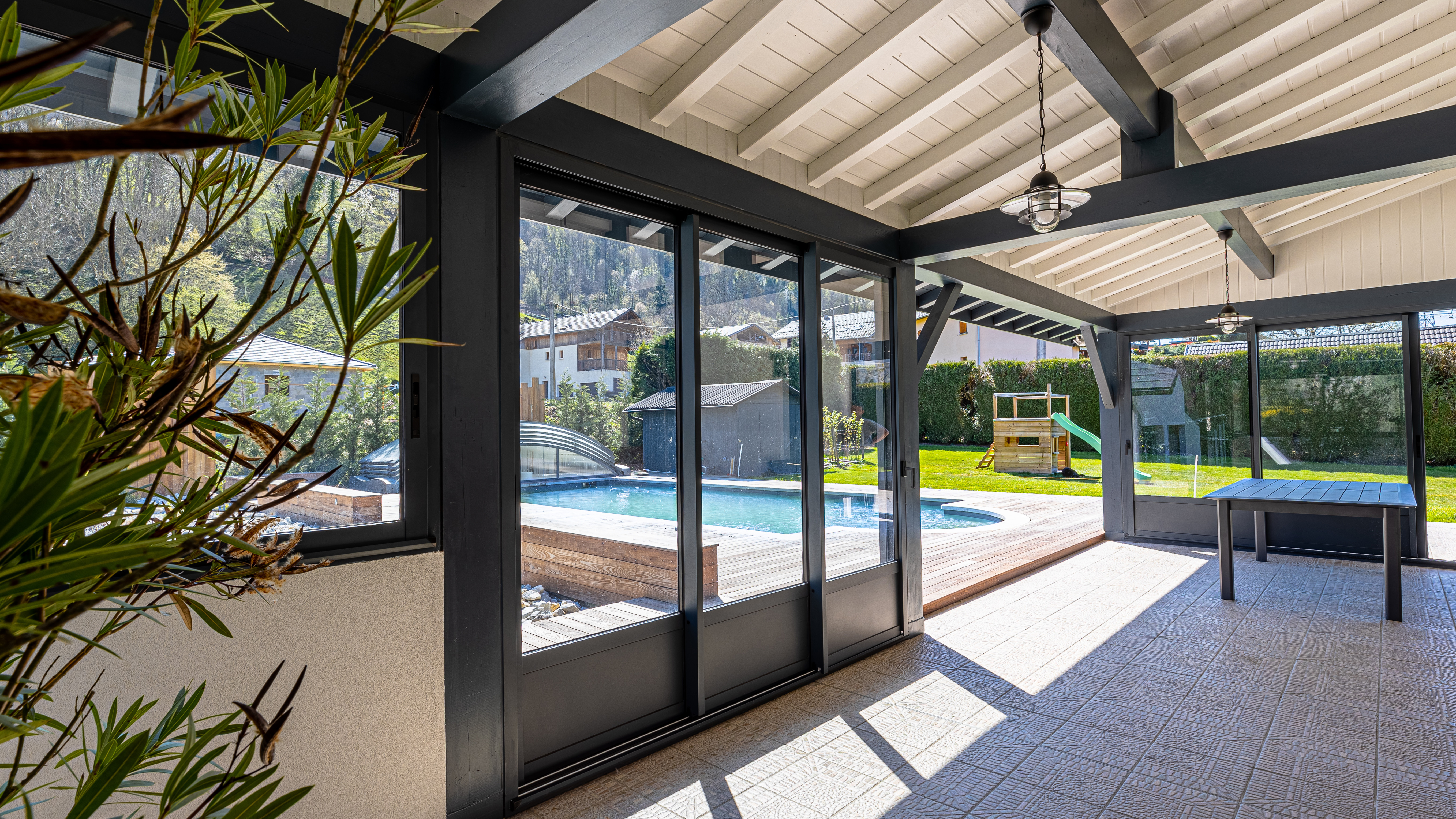 Terrasse couverte maison coulissants aluminium gris anthracite surmesure