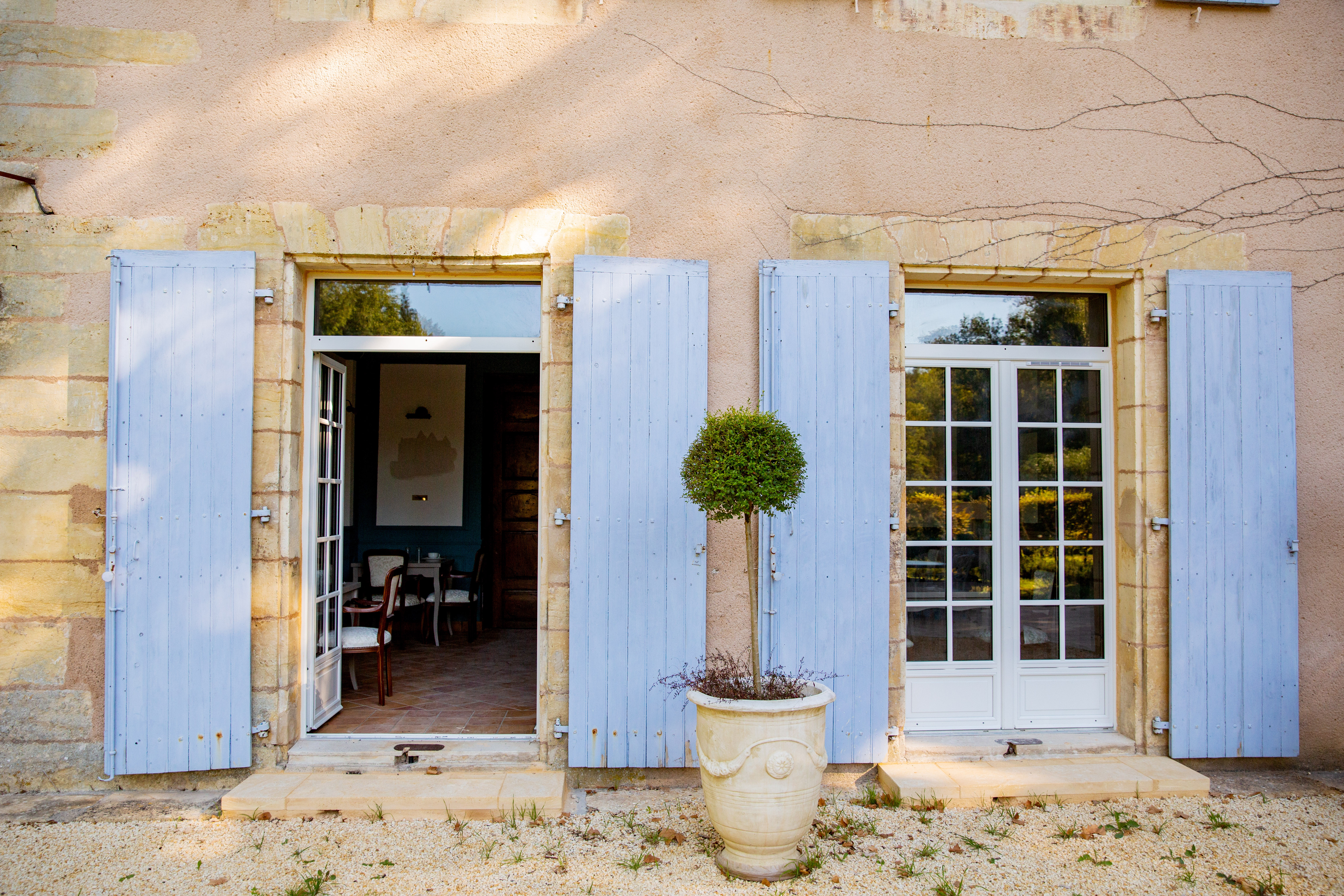 Domaine renovation porte fenetre bois blanche surmesure laboutiquedumenuisier