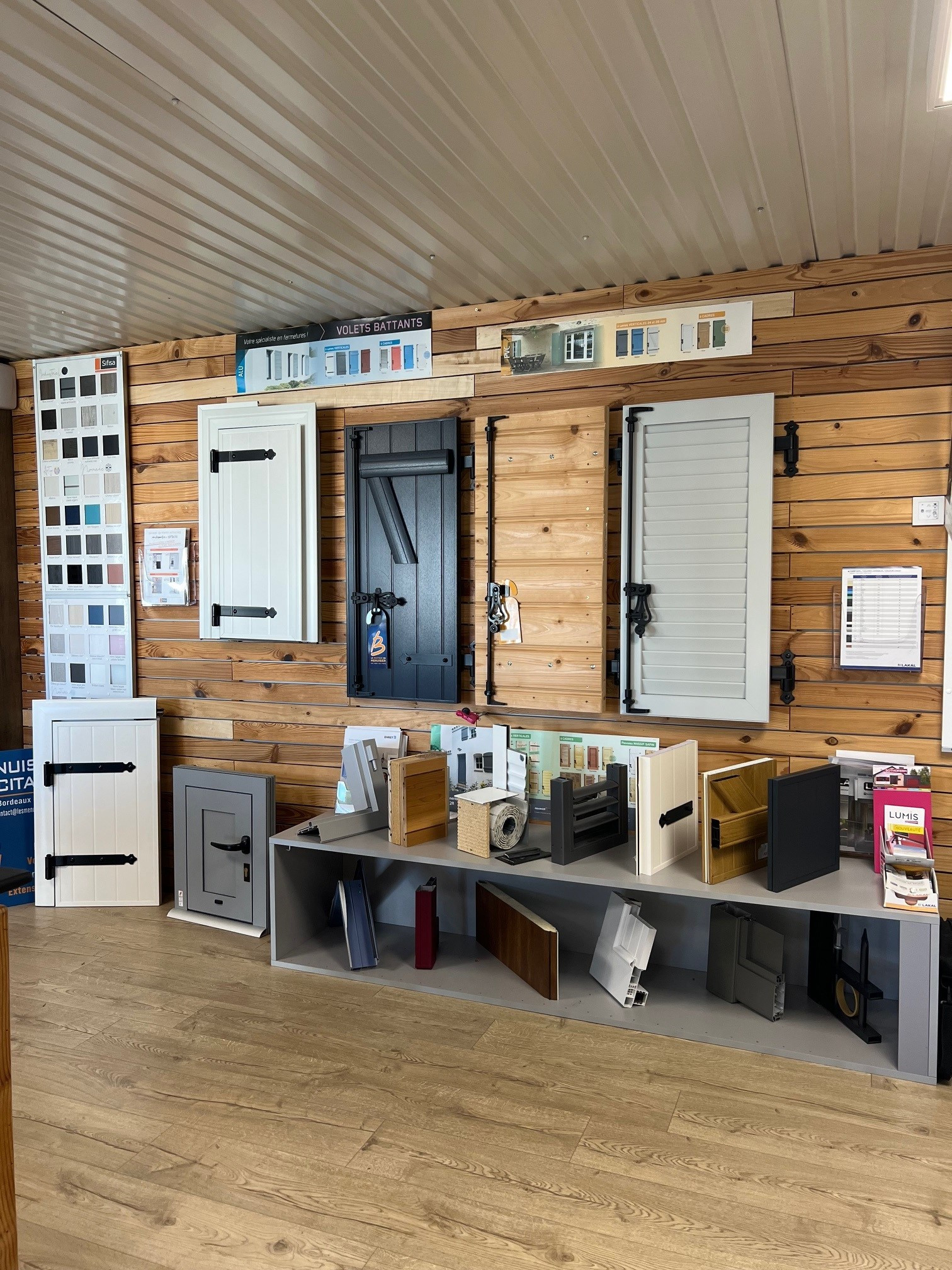 Showroom La Boutique du Menuisier Les Menuisiers des Occitans à Montayral - Volets battants aluminium, bois