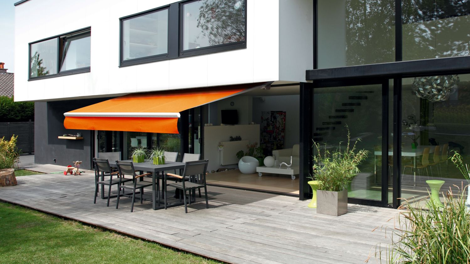 Store banne semi-coffre orange protégeant terrasse