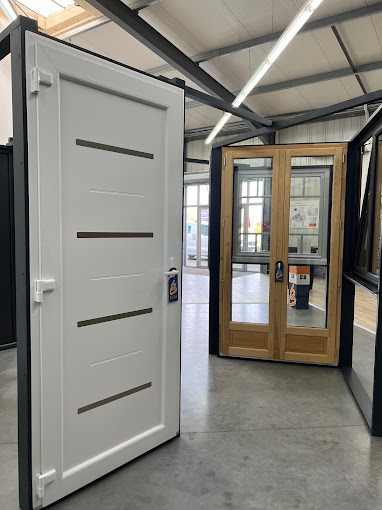 Showroom La Boutique du Menuisier Les Menuisiers des Occitans à Montayral - Porte d'entrée PVC et porte-fenêtre bois