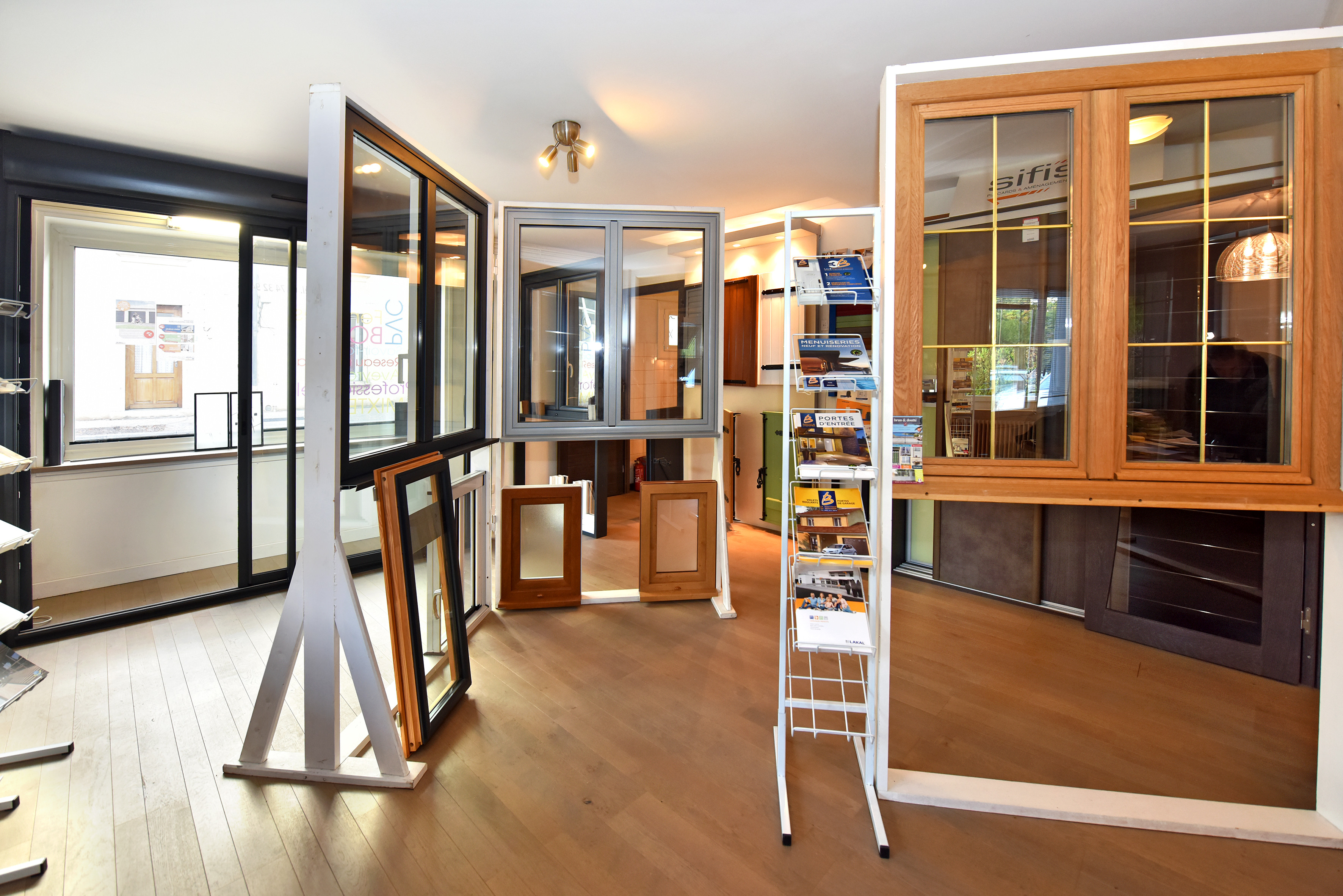 Showroom de la Boutique 1 2 3 Menuiseries à Châtillon-sur-Chalaronne