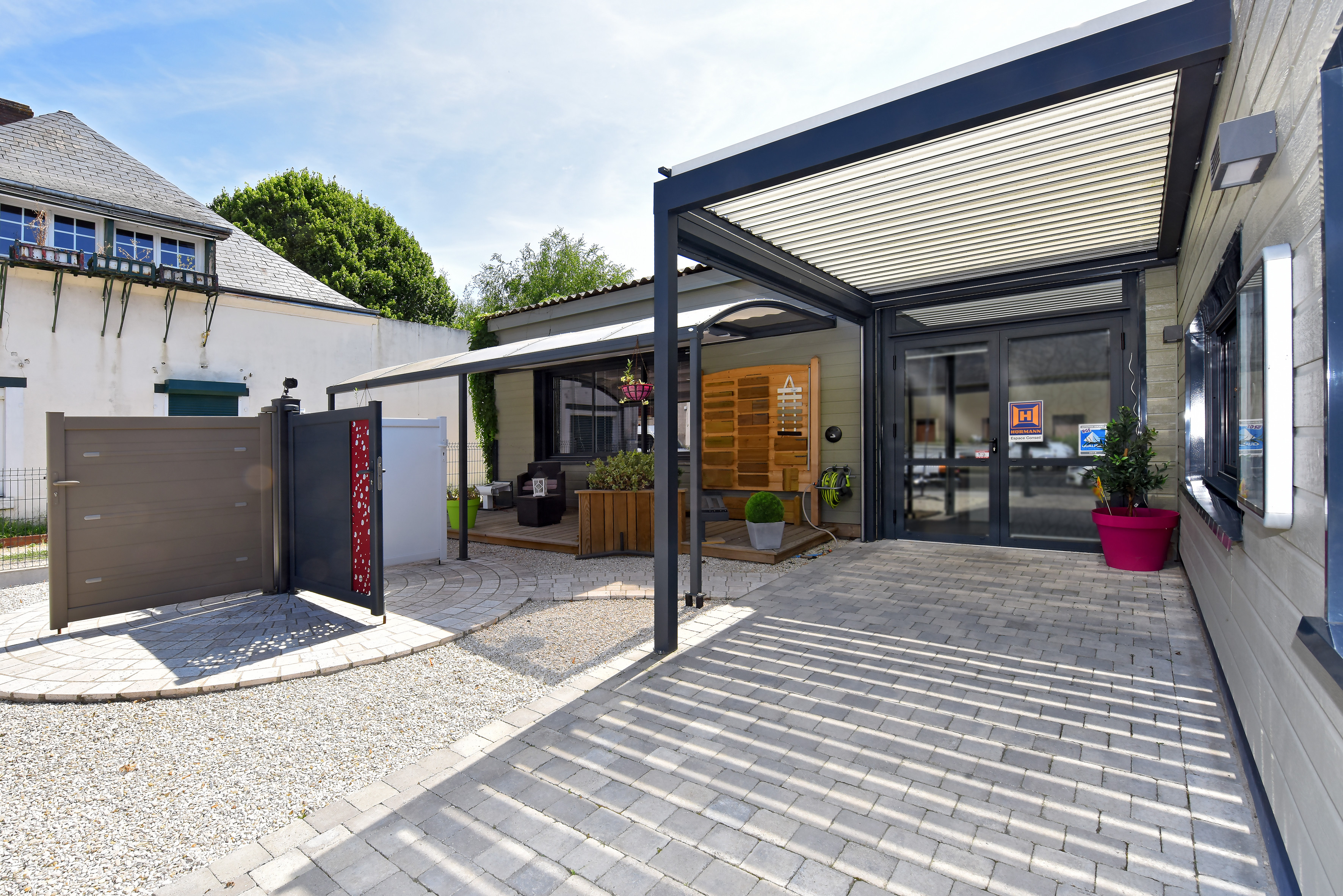 Exposition extérieure de la Boutique LD Cléry à Baule