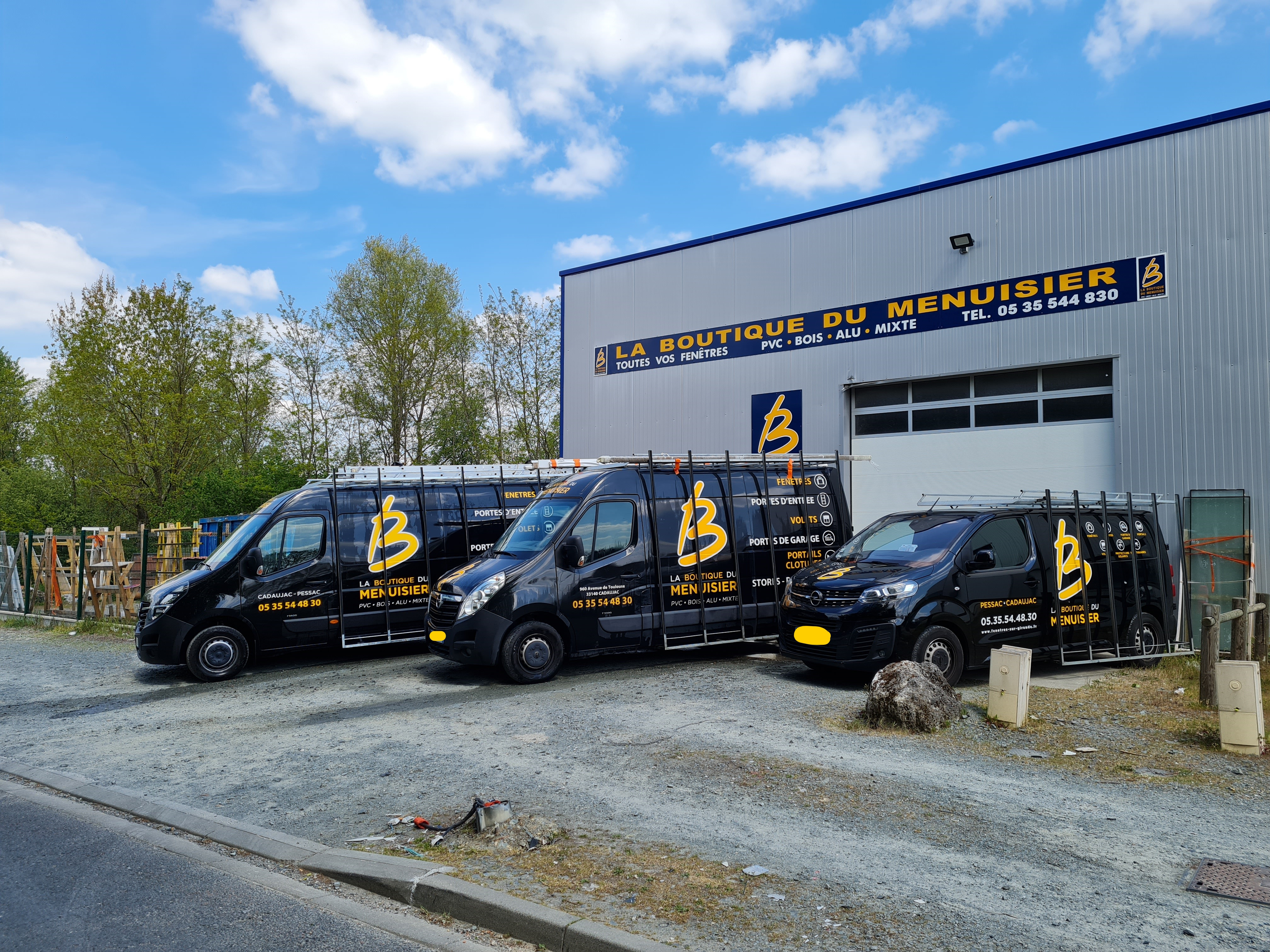 Façade et véhicules de la Boutique Fenêtres Sur Gironde à Cadaujac