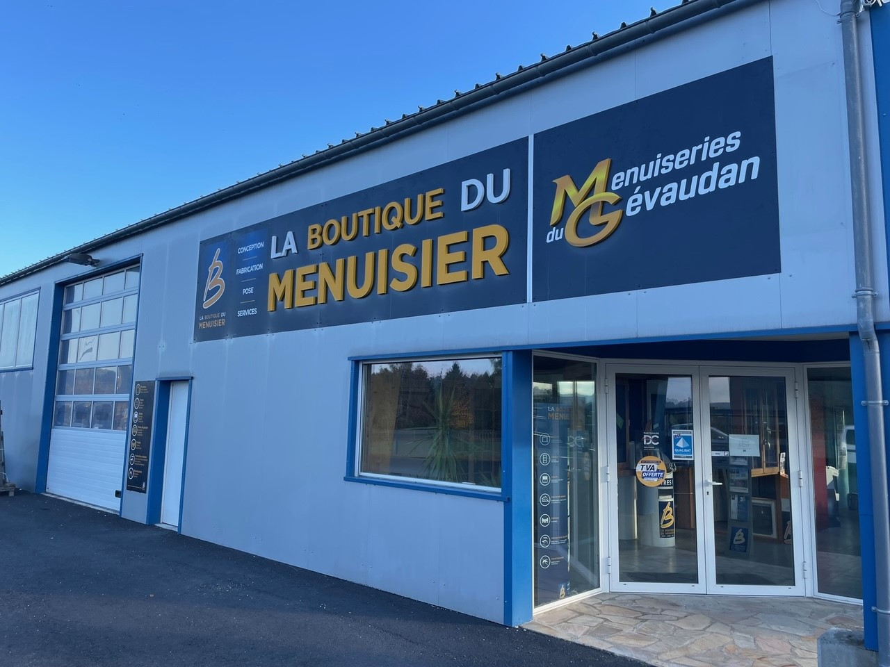 Façade de La Boutique du Menuisier Menuiseries du Gévaudan à Saint-Chély d'Apcher (48)