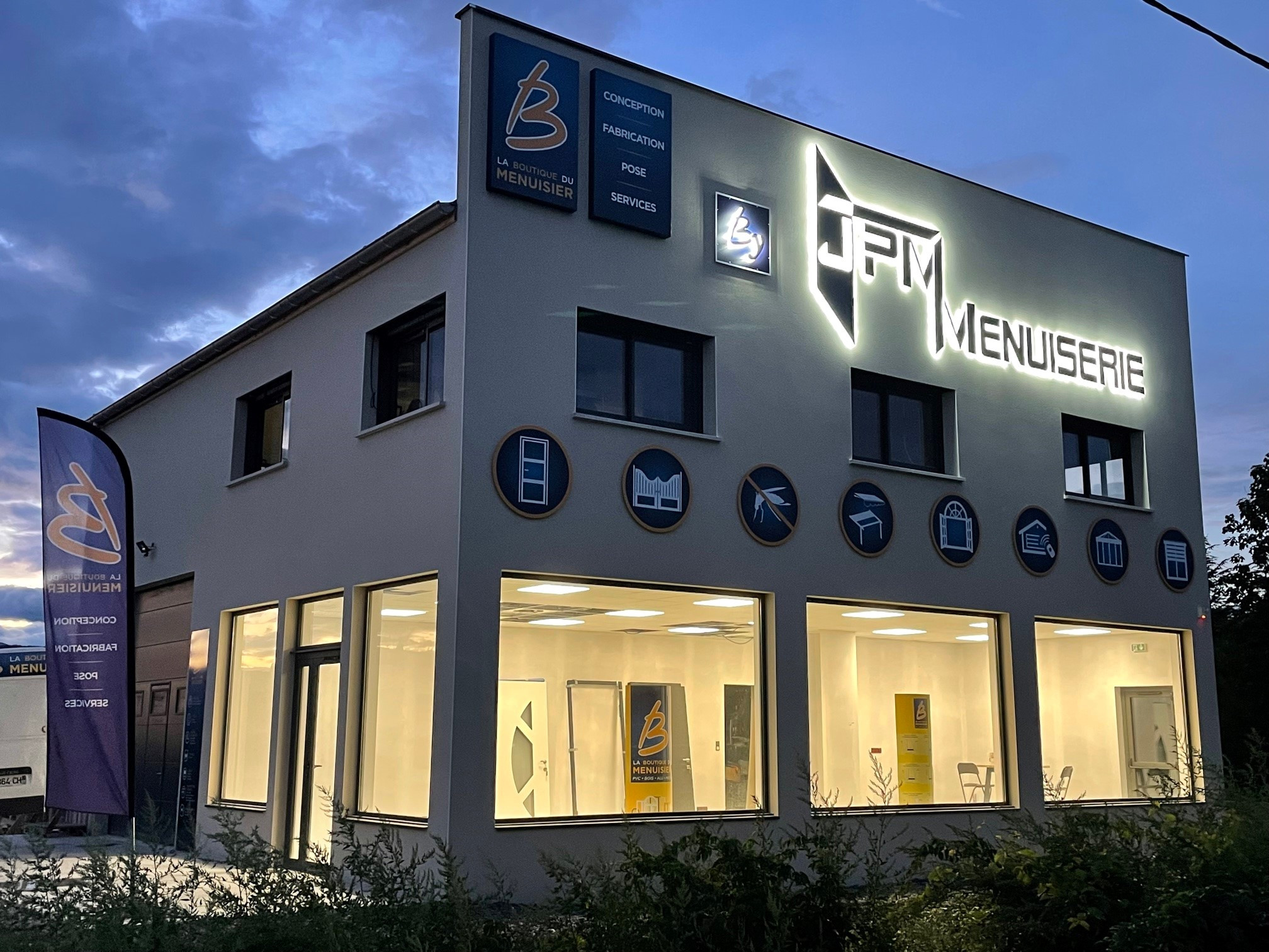 Façade de la Boutique JPM Menuiserie de nuit à Vogüé