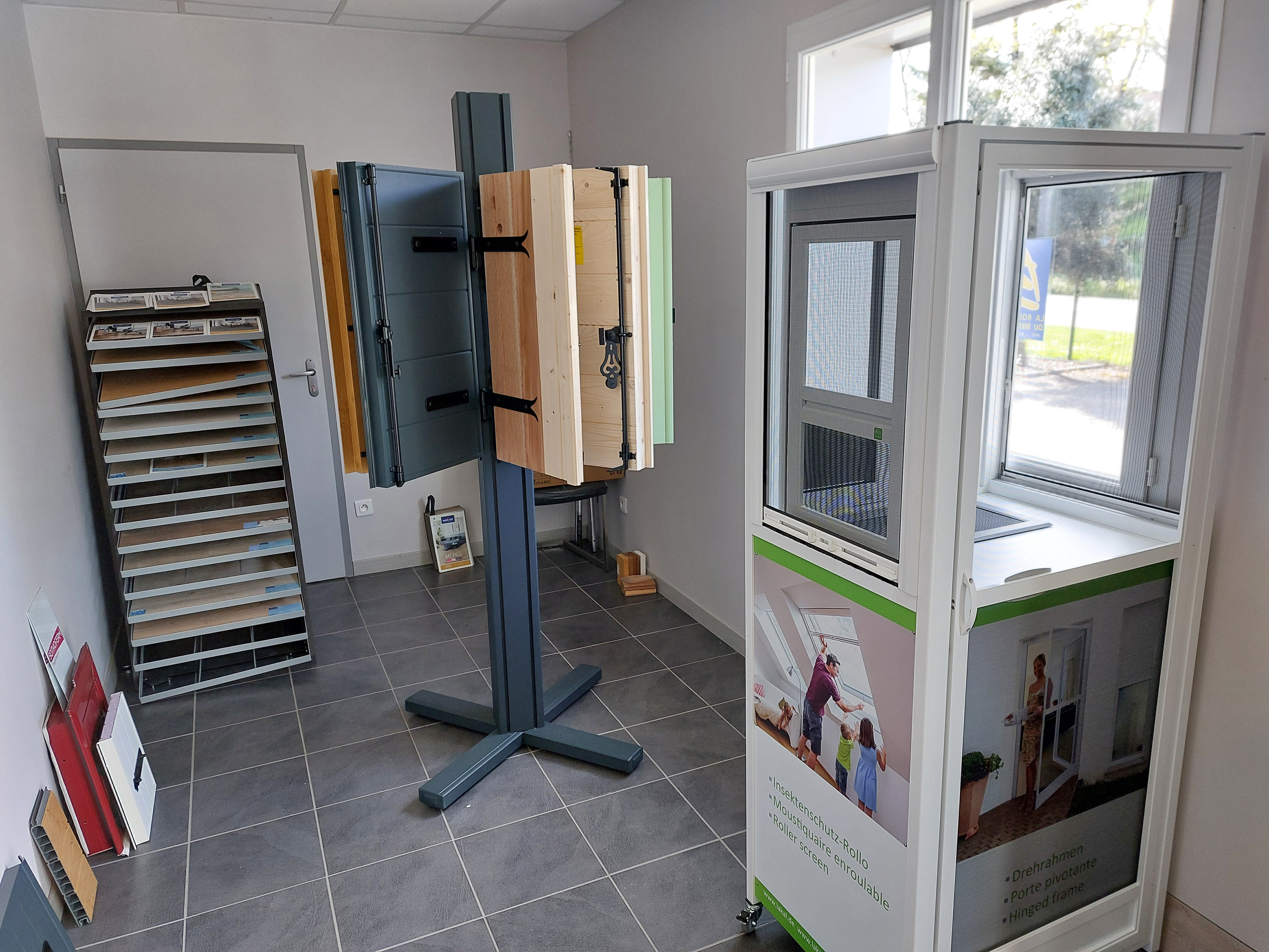 Showroom La Boutique du Menuisier Les Menuisiers des Occitans à Montayral - Volets battants aluminium, bois