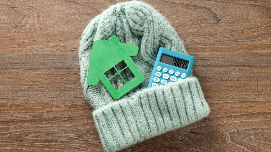 Bonnet avec maison en bois et calculatrice