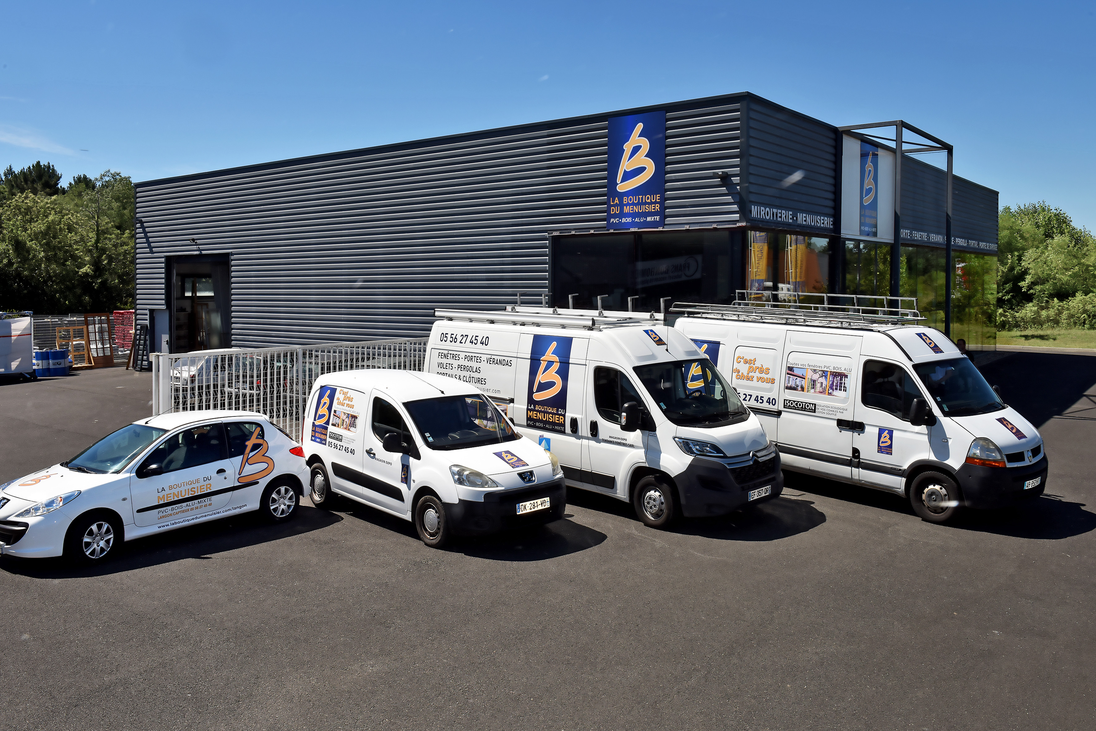 Façade et véhicules de la Boutique Tendance Fenêtres à Mazères (33)