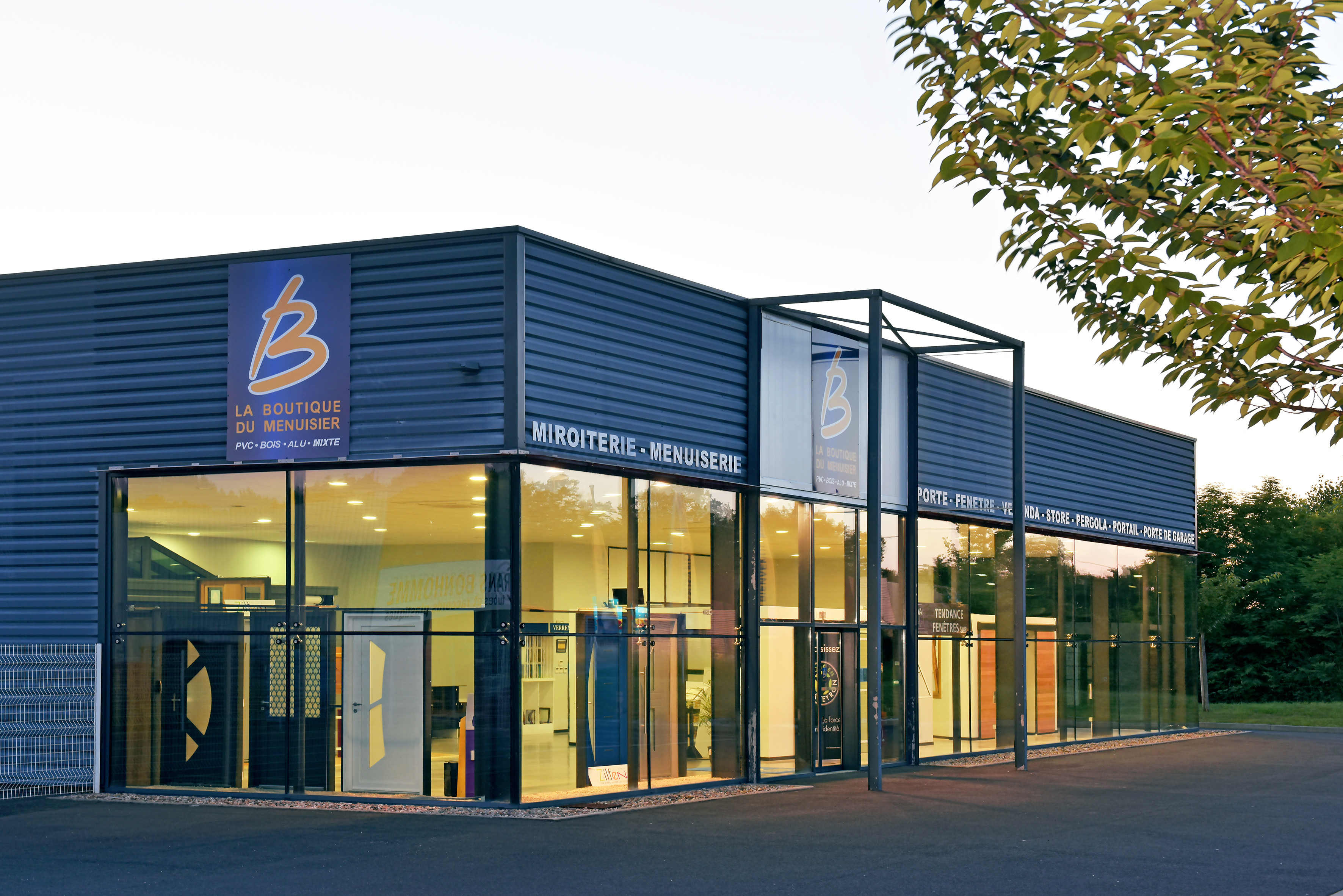 Façade soir de la Boutique Tendance Fenêtres à Mazères (33)