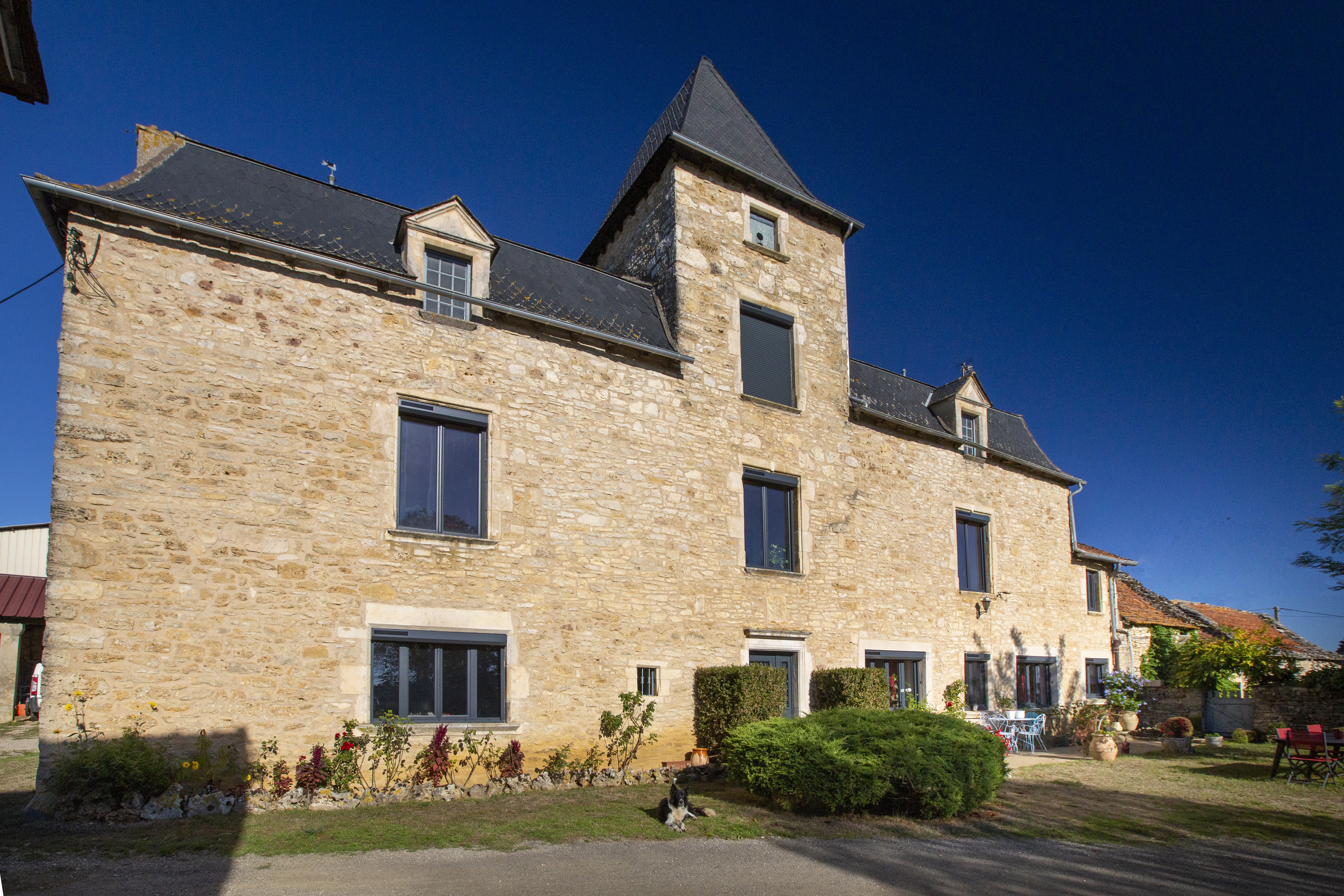 Maison pierre renovation aveyron fenetres pvc porte entree aluminium volets roulants