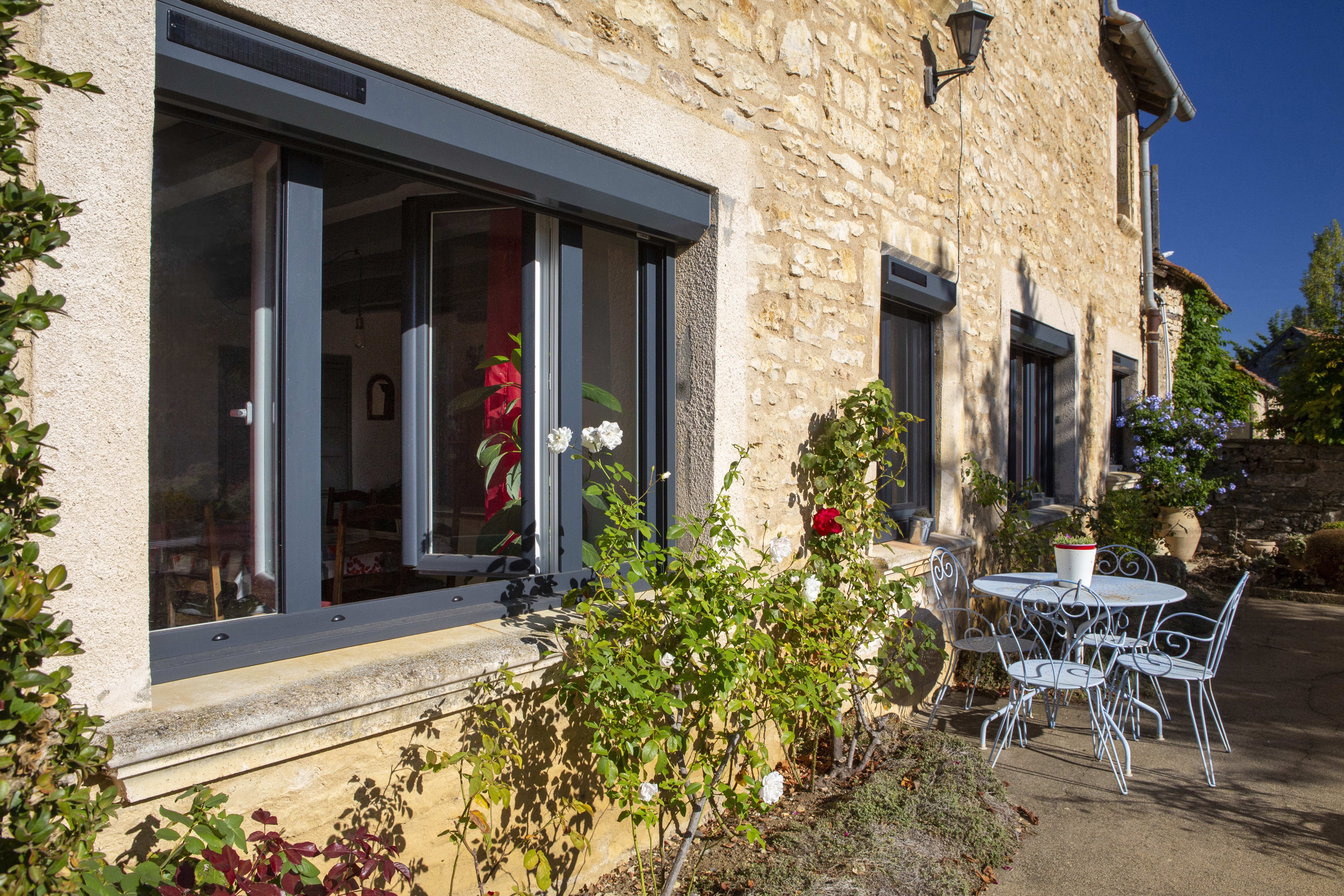Maison pierre renovation surmesure fenetres pvc gris anthracite volets roulants