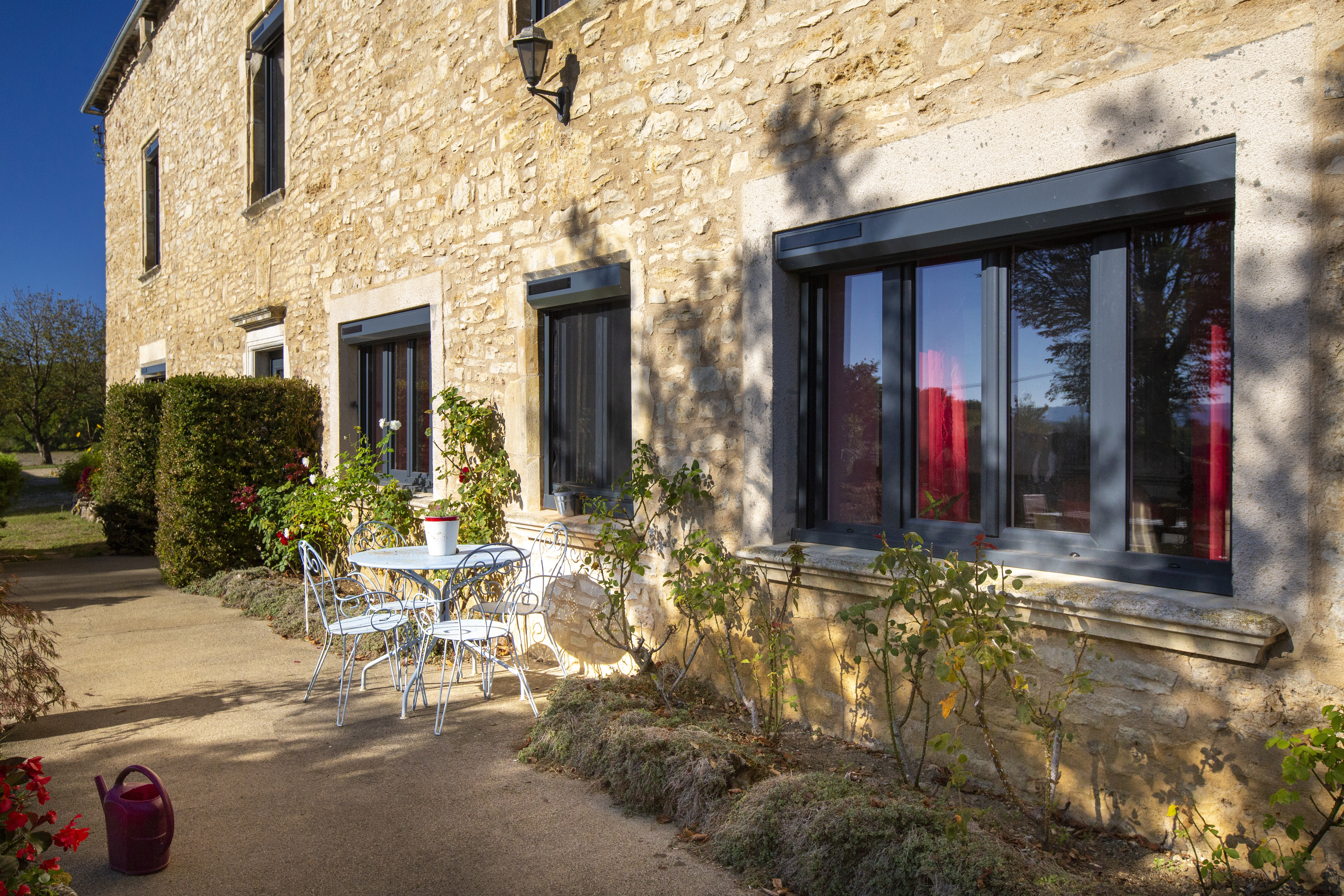 Renovation maison pierre aveyron fenetre pvc surmesure gris anthracite fixes volets