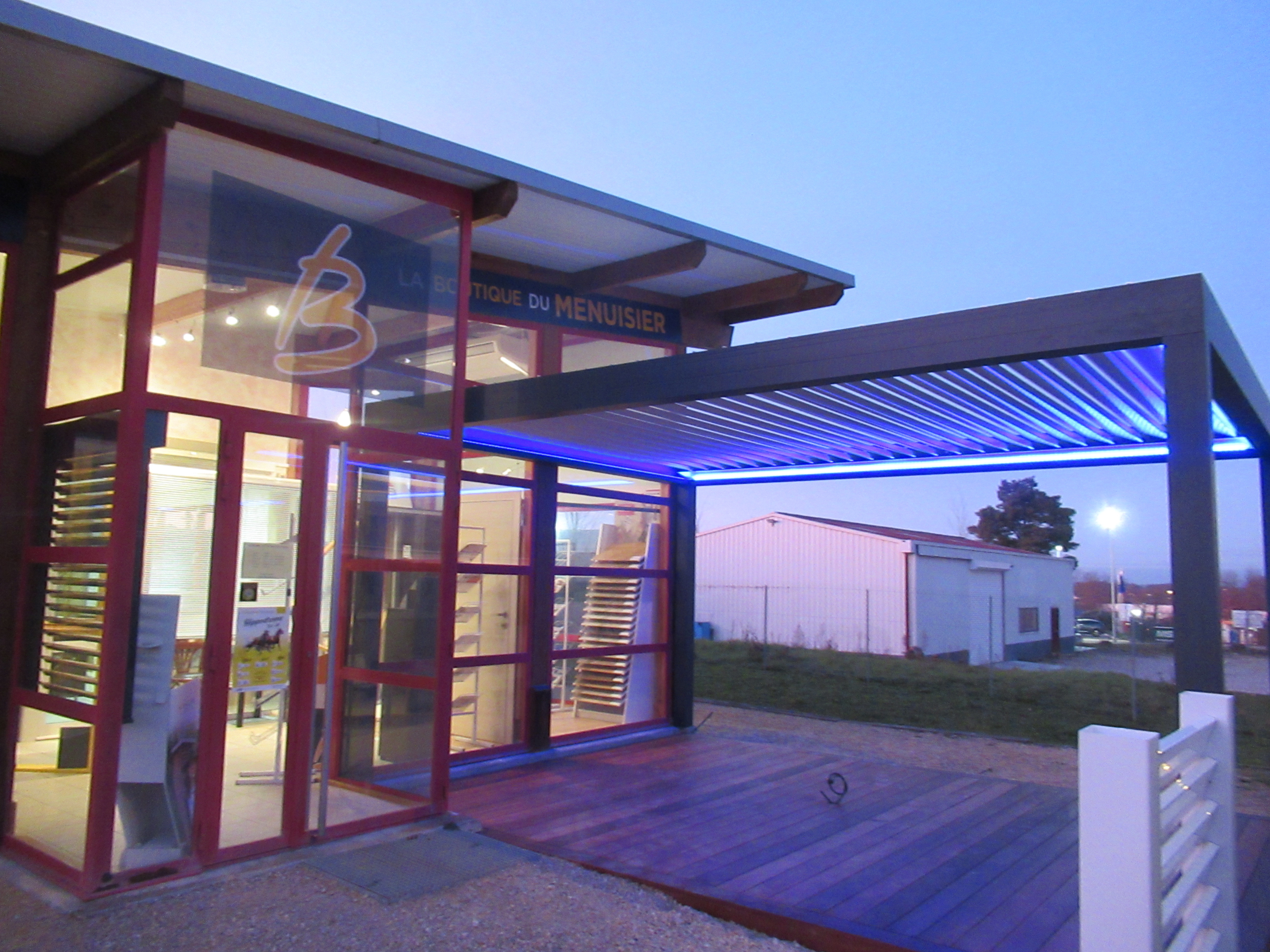 Zoom sur la façade de la Boutique 1 2 3 Menuiseries à Châtillon-sur-Chalaronne de nuit