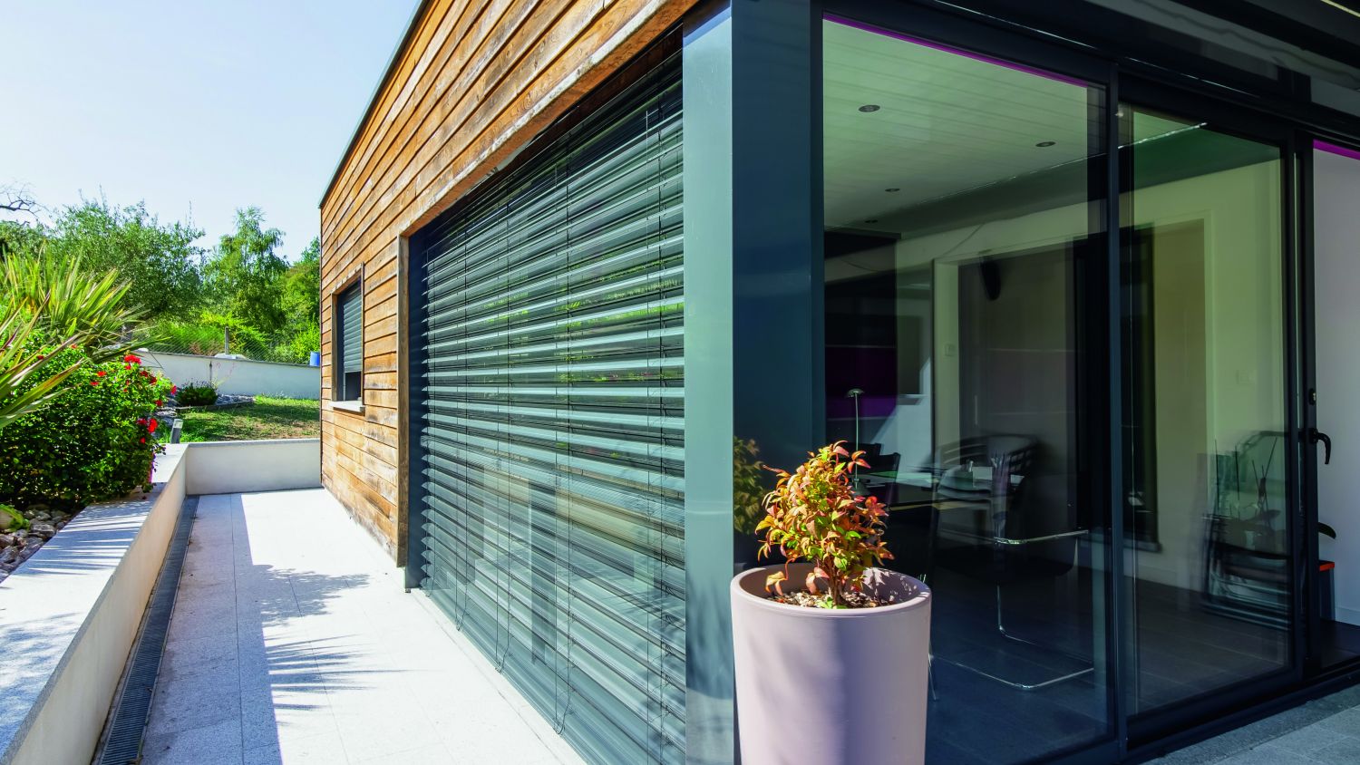 Brise soleil en aluminium installé sur un coulissant