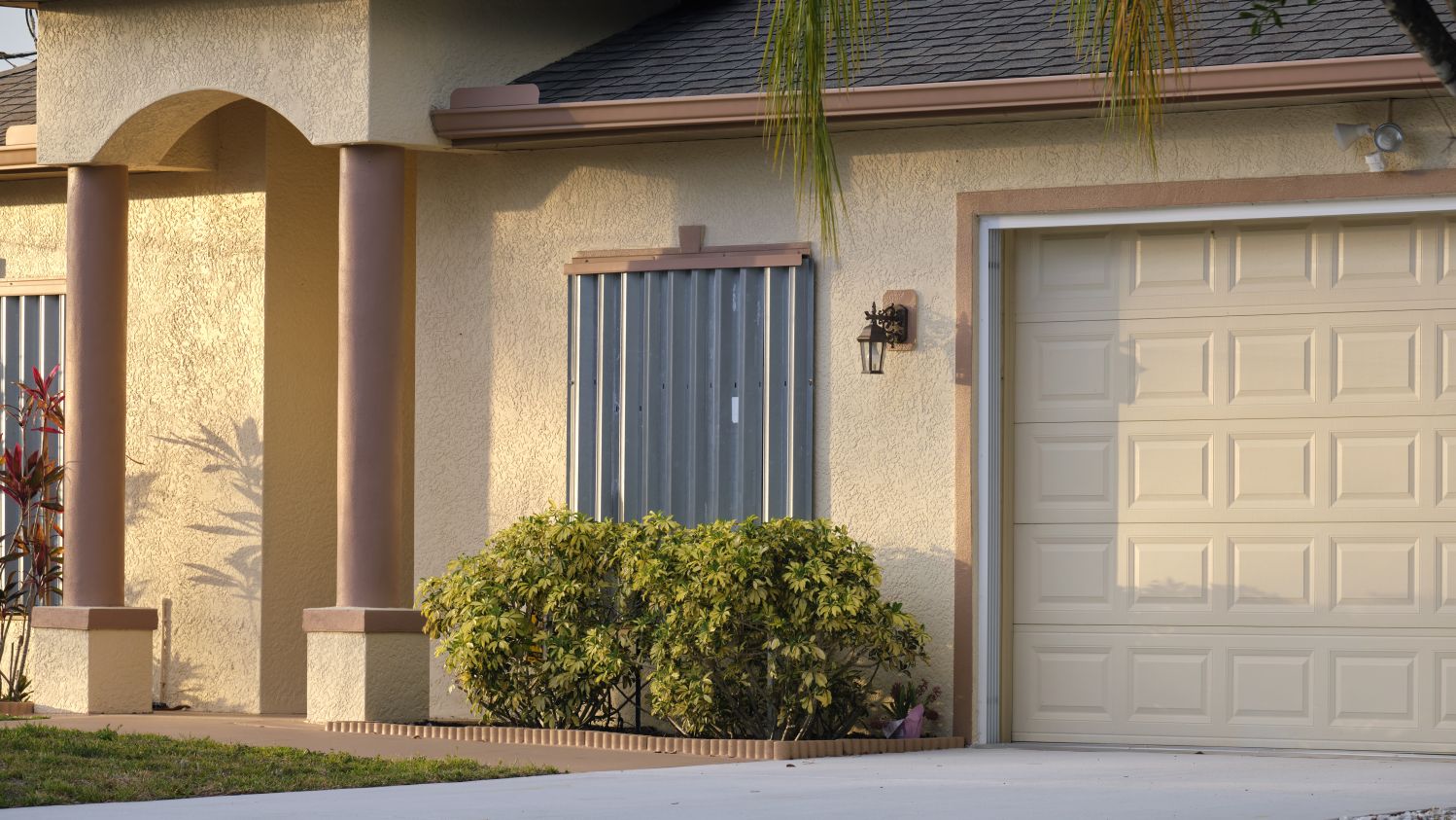 Maison avec porte de garage sectionnelle beige