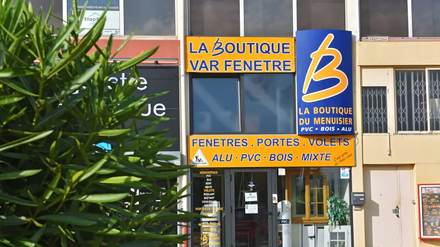 Façade de La Boutique du Menuisier Var Fenêtre à Fréjus (83)