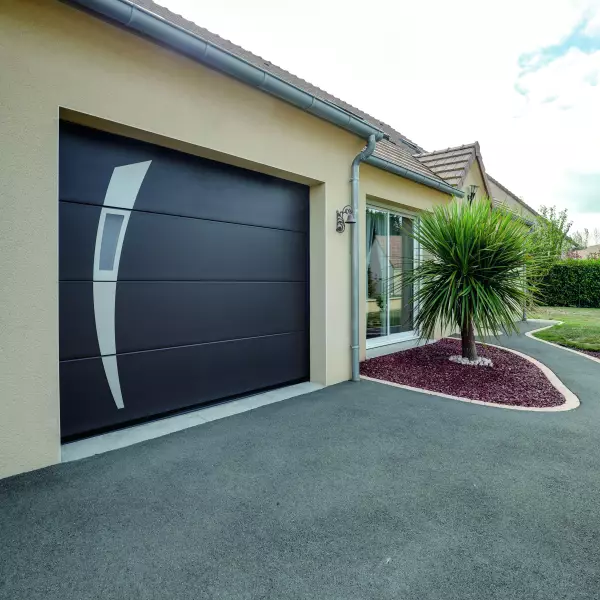 Porte de garage noire avec hublot et motif