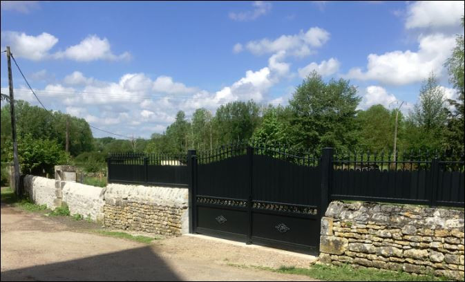 Portail posé par la Boutique Thezard Menuiserie à Nevers