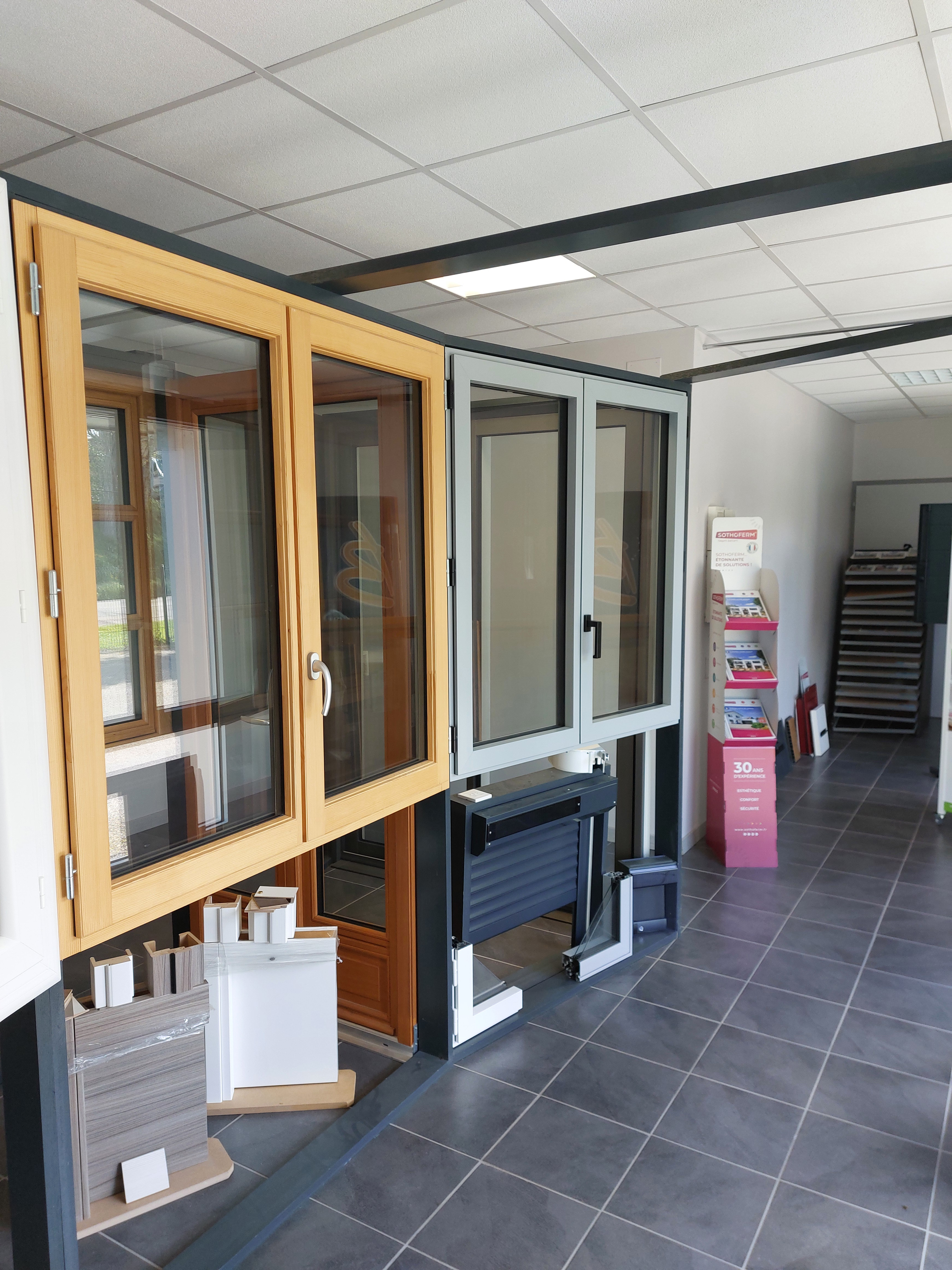 Showroom La Boutique du Menuisier Les Menuisiers des Occitans à Montayral - fenêtres bois, aluminium, volets roulants solaires